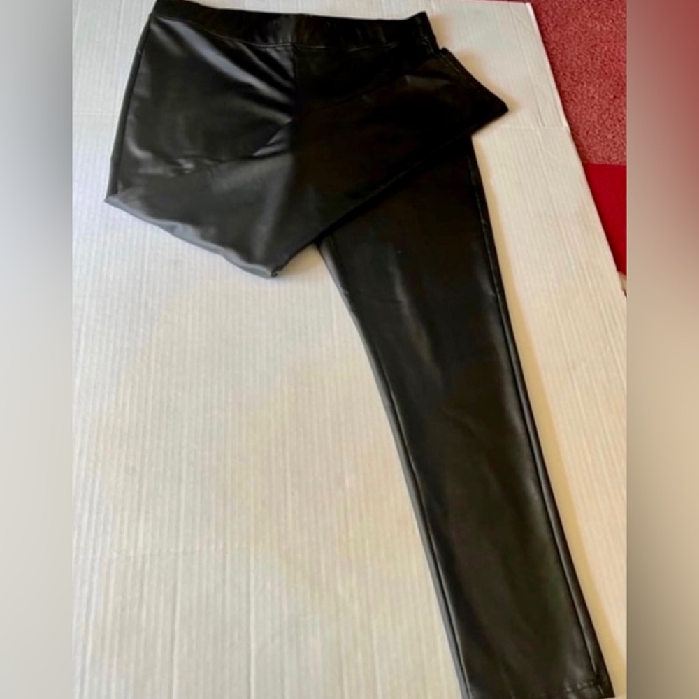 WOMAN'S FASHION NOVA BLACK SHINY SPANDEX LEGGINGS - SIZE LARGE (RUNS SMALL)